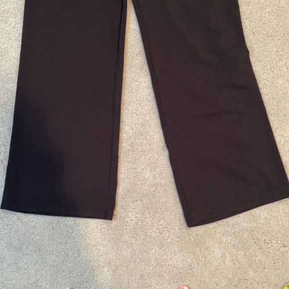 Women’s black Nike wide leg yoga pants. - Picture 4 of 9